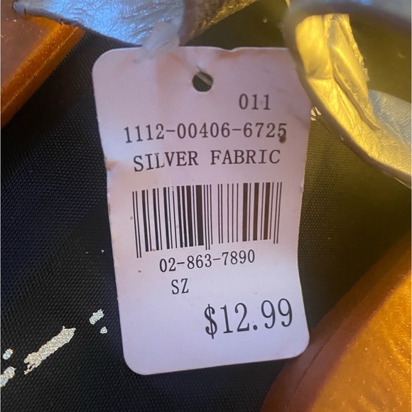 silver metallic sandals ❕ SIZE 7 {NEVER BEEN WORN TAG STILL ATTACHED . } <3 . - Picture 3 of 5